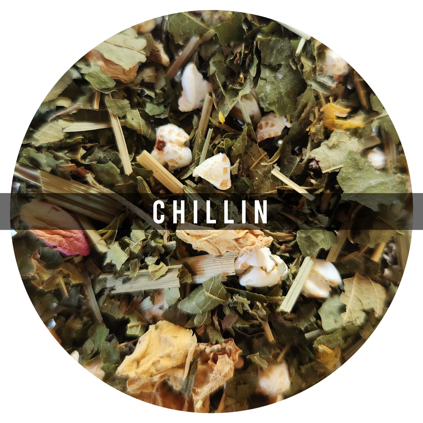 Chillin 70g: Mezcla creada para calmar, relajación y para calmar pensamientos ansiosos.
Ingredientes
Hojas de Fresas, Hojas de Cáñamo, manzanilla, bálsamo, trigo, limoncillo, ros
