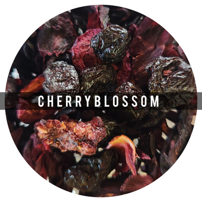 Cherrybloosom- deliciosa tisana de cerezas y frutos rojos, con un sabor dulce, suculento y ligeramente ácido. Una mezcla frutal de intenso color rojo rubí, perfecta para disfrutar en cualquier momento del día.
Ingredientes: Jamaica · Escaramujos · Saúco
