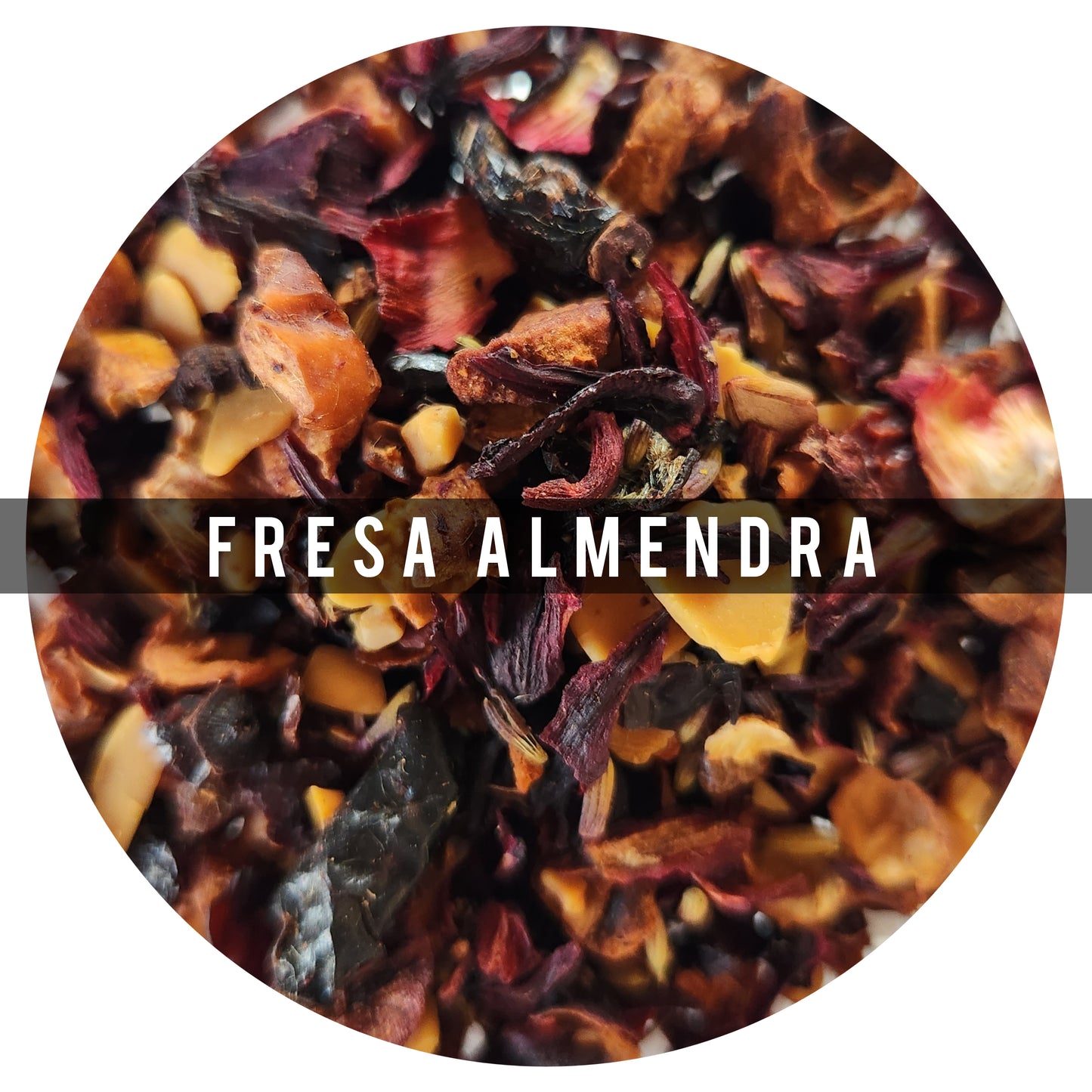 Fresa Almendras 100g: Inspirada en un muffin recién horneado, al primer sorbo la fresa y almendras están ala vanguardia, le siguen el aroma penetrante de la lavanda
Ingredientes: Hibisco, Lavanda, Rosa Mosqueta, Almendras, Fresas, Manzanas