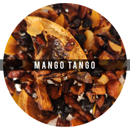 Mango tango: Una mezcla jugosa y vibrante de frutas tropicales y bayas ricas en antioxidantes.
Ingredientes: Piña · Mango · Manzana · Granada · Naranja · Bayas de Goji · Bayas de saúco · Coco · Papaya · Bayas de espino amarillo · Moras · Grosellas negras