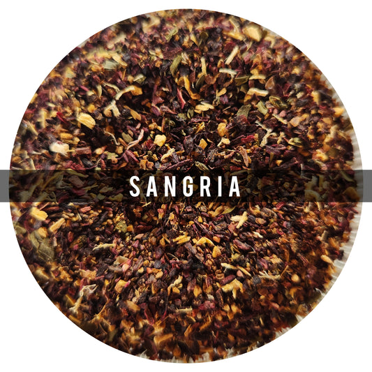 Sangría 100g:La mezcla perfecta para hacer tu Sangría sin culpa.-Al primer sorbo, el licor de color carmesí profundo libera una explosión de sabor a fresa agria que se suaviza y se equilibra con hibisco