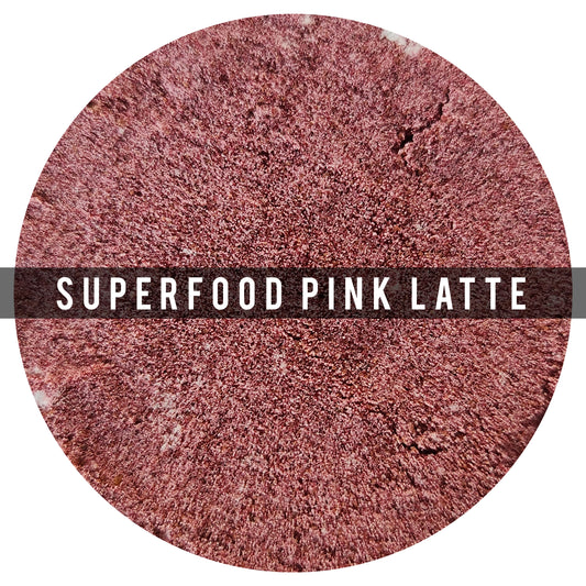 Superfood pink latte 80g  tiene una base de leche de coco, lo que lo convierte en una opción naturalmente libre de lácteos, La remolacha es un superalimento, excelente para la salud cargiovascular y sanguínea. Estan repletos de Antio