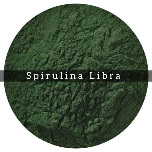 Spirulina La espirulina en polvo es una excelente fuente de vitaminas y minerales. La espirulina contiene todos los ácidos grasos esenciales necesarios para el funcionamiento del cuerpo. Esto es lo que se llama proteína completa. Es una excelente