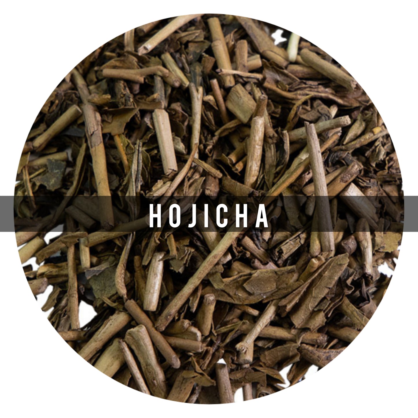 Hojicha Japonés,Creado originalmente en Kioto hace unos cien años, el hojicha es un té japonés único. Se tuesta a fuego alto en una tetera de porcelana sobre carbón, en lugar de cocerse al vapor como la mayoría de los tés japoneses. Este proceso de tostad