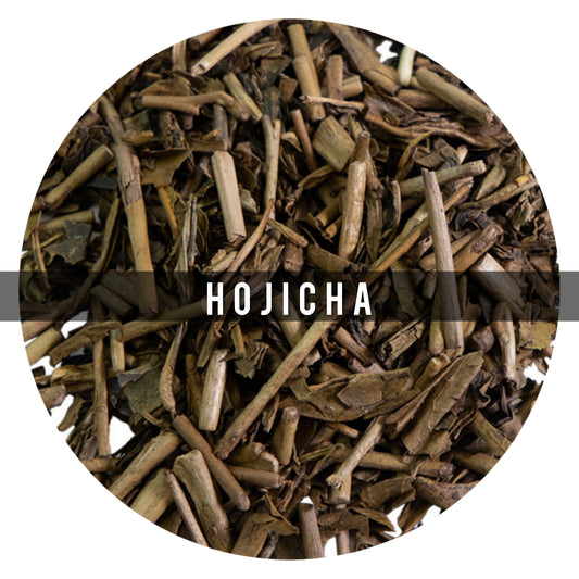 Hojicha Japonés,Creado originalmente en Kioto hace unos cien años, el hojicha es un té japonés único. Se tuesta a fuego alto en una tetera de porcelana sobre carbón, en lugar de cocerse al vapor como la mayoría de los tés japoneses. Este proceso de tostad