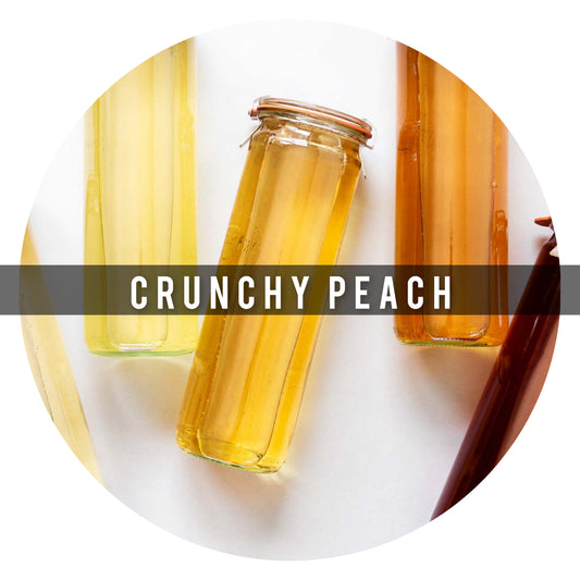 Cold Brew Crunchy Peach (te frio) 
 
Despierta tus sentidos con una vibrante mezcla de lo mejor de la naturaleza en cada sorbo frío. Este té infusionado en frío combina la frescura de la manzana y el jugoso durazno con el toque fl